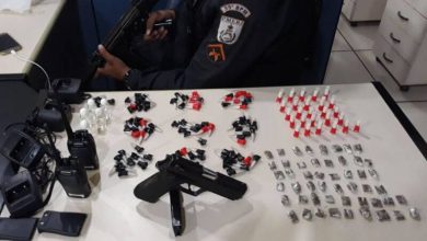 COM OS suspeitos foram encontrados uma pistola, armas e rádios transmissores