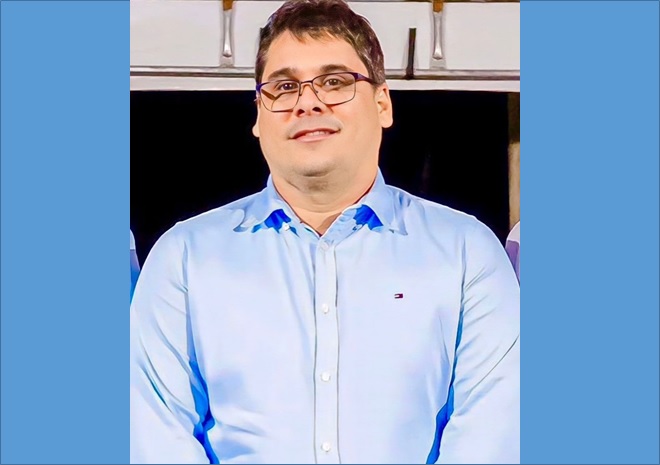 Professor Lucas posa para a foto de camisa social azul