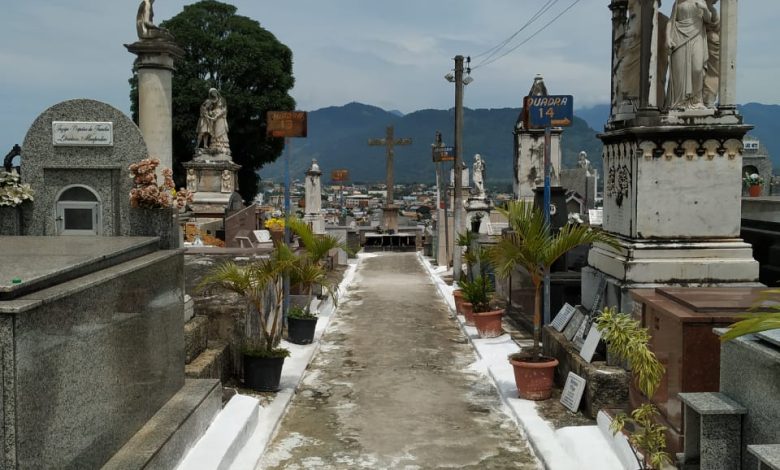 Cemitérios sao preparados para o dia de finados