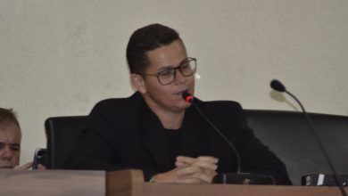 Vereador Vinícius Alves durante a sessão da Câmara Municipal de Itaguaí