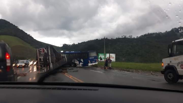 O CAMINHÃO tombou na pista. Acidente deixou nove feridos