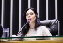 Deputada Geovânia de Sá, que fez a leitura do documento que cria a comissão especial