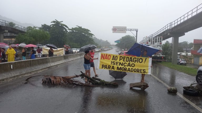 Moradores protestam com faixas na rodovia.