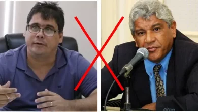 Prof Lucas e Anabal aparecem em uma montagem, com eles sentados em escritórios e um X no meio, indicando um versus o outro