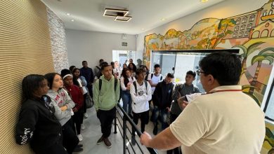 Na redação, os estudantes e professores foram recepcionados pelo diretor presidente do Atual, jornalista Marcelo Godinho; pelo editor da versão digital do jornal, jornalista Renato Reis; e pelo produtor audiovisual Cleber Monteiro, responsável pelos trabalhos técnicos do Podcast Atual.