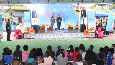 Montaram ao ar livre estrutura similar a um teatro através de tendas. De um lado o palco, com frases de apoio ao evento, e do outro para abrigar a plateia infantil, que se mostrando atenta assiste encenação de grupo teatral