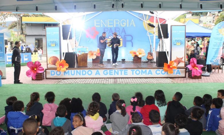 Montaram ao ar livre estrutura similar a um teatro através de tendas. De um lado o palco, com frases de apoio ao evento, e do outro para abrigar a plateia infantil, que se mostrando atenta assiste encenação de grupo teatral