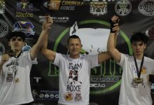 Ao centro o campeão segura a mão dos demais vencedores em posição de vibração pela conquista na competição na 3ª Atletas de Itaguaí brilham na 3ª Copa Monster de Artes Marciais