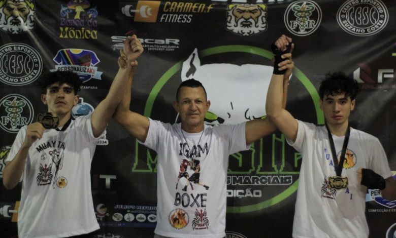 Ao centro o campeão segura a mão dos demais vencedores em posição de vibração pela conquista na competição na 3ª Atletas de Itaguaí brilham na 3ª Copa Monster de Artes Marciais