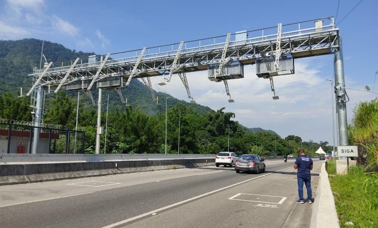 Pórtico com os equipamentos que registram as placas dos carros para cobrança do pedágio