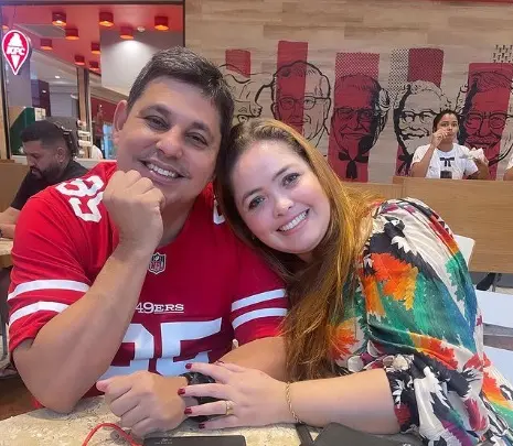 Huguinho e Juliana aparecem sorrindo