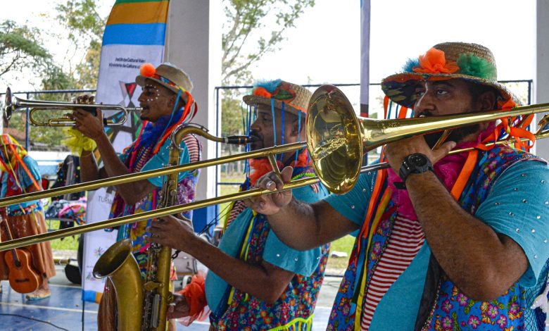 Homens fantasiados de palhaço tocam instrumentos.