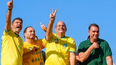 Alexandre Valle, Carlos Bolsonaro, Alex Magrão e Flávio Bolsonaro em um carro aberto, fazendo o "V" da vitória