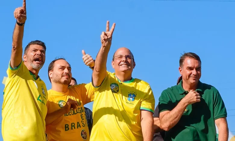 Alexandre Valle, Carlos Bolsonaro, Alex Magrão e Flávio Bolsonaro em um carro aberto, fazendo o "V" da vitória