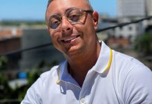 Gil Torres, na rua em Itaguaí, sorri para a câmera