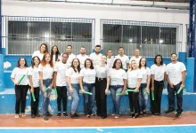 Alunos de cursos da Vale posam em grupo para a câmera.