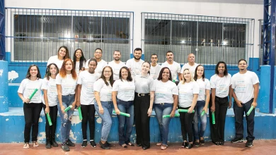 Alunos de cursos da Vale posam em grupo para a câmera.