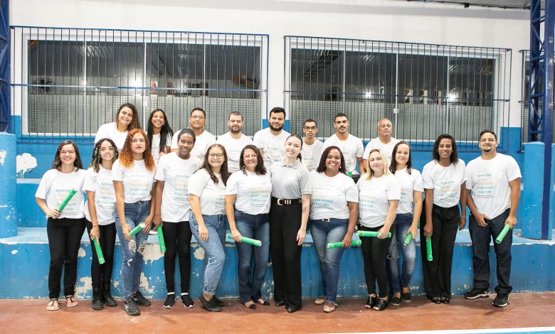 Alunos de cursos da Vale posam em grupo para a câmera.