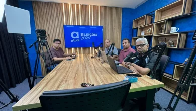 Marcelo Godinho, Jupy Junior, Welington Campos e Renato Reis (em sentido horário) no Estúdio Atual e a cadeira vazia onde ficaria o candidato Professor Lucas (Foto: Cleber Monteiro)