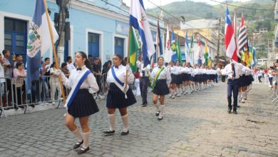 Prefeitura de Mangaratiba promoveu o tradicional desfile cívico, atraindo uma multidão ao centro da cidade.