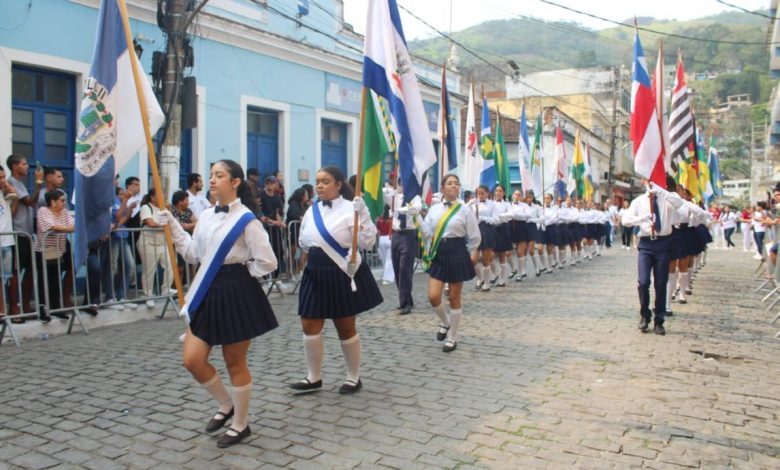 Prefeitura de Mangaratiba promoveu o tradicional desfile cívico, atraindo uma multidão ao centro da cidade.