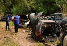 O ferro-velho operava em um terreno baldio, sem muros e sem estrutura adequada.