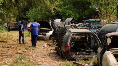 O ferro-velho operava em um terreno baldio, sem muros e sem estrutura adequada.