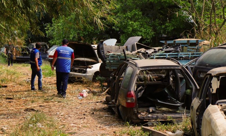 O ferro-velho operava em um terreno baldio, sem muros e sem estrutura adequada.