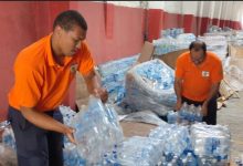 Agentes da Defesa Civil de Mangaratiba estocando água potável