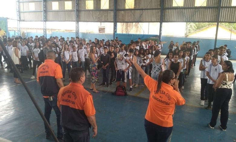 Equipes instruíram os alunos sobre protocolos de evacuação e técnicas de primeiros socorros