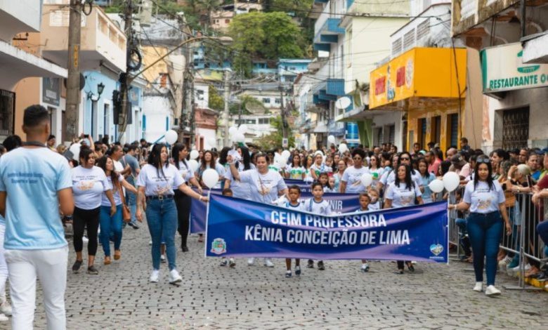 O Desfile Cívico contará com a participação de diversas escolas do município, que trarão suas bandas marciais e apresentações especiais de alunos e professores.