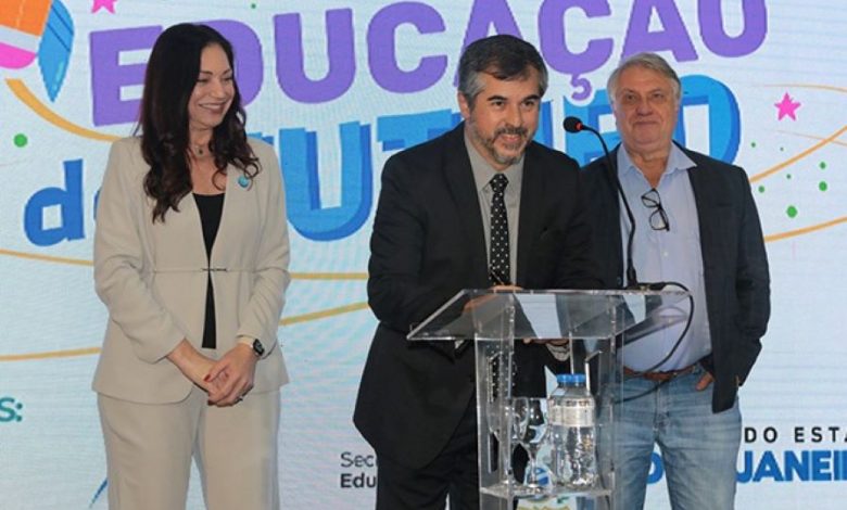 A secretária Roberta Barreto e o diretor de Educação e Cultura da Firjan Sesi, Vinícius Cardoso