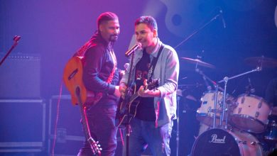 Dupla Paulinho Karioka e Bajo tocando