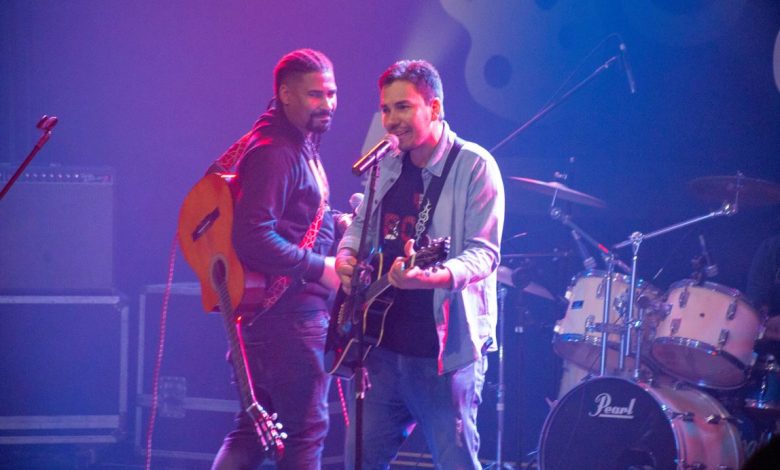 Dupla Paulinho Karioka e Bajo tocando