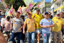 Aarão, em meio a correligionários, faz campanha na rua em Mangaratiba (Foto: Divulgação)
