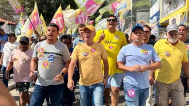 Aarão, em meio a correligionários, faz campanha na rua em Mangaratiba (Foto: Divulgação)