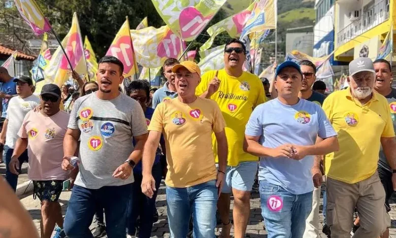 Aarão, em meio a correligionários, faz campanha na rua em Mangaratiba (Foto: Divulgação)