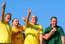 Valle com Alex Magrão, Carlos e Flávio Bolsonaro no alto do carro aberto, em carreata de campanha do PL em Itaguaí