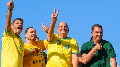 Valle com Alex Magrão, Carlos e Flávio Bolsonaro no alto do carro aberto, em carreata de campanha do PL em Itaguaí