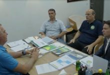 Em uma mesa de escritório, Alexandre Valle, Jair Bolsonaro, Flávio Bolsonaro e Alexandre Ramagem conversam.