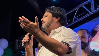 Dr Antonio durante um evento da sua campanha, fala ao microfone