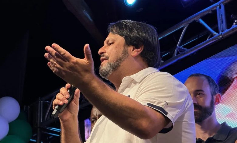 Dr Antonio durante um evento da sua campanha, fala ao microfone