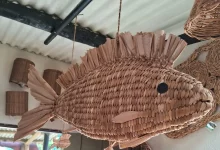 Escultura de um peixe feita de palha que está na exposição sobre quilombos.