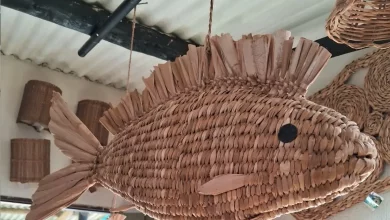 Escultura de um peixe feita de palha que está na exposição sobre quilombos.