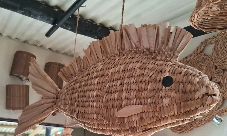 Escultura de um peixe feita de palha que está na exposição sobre quilombos.