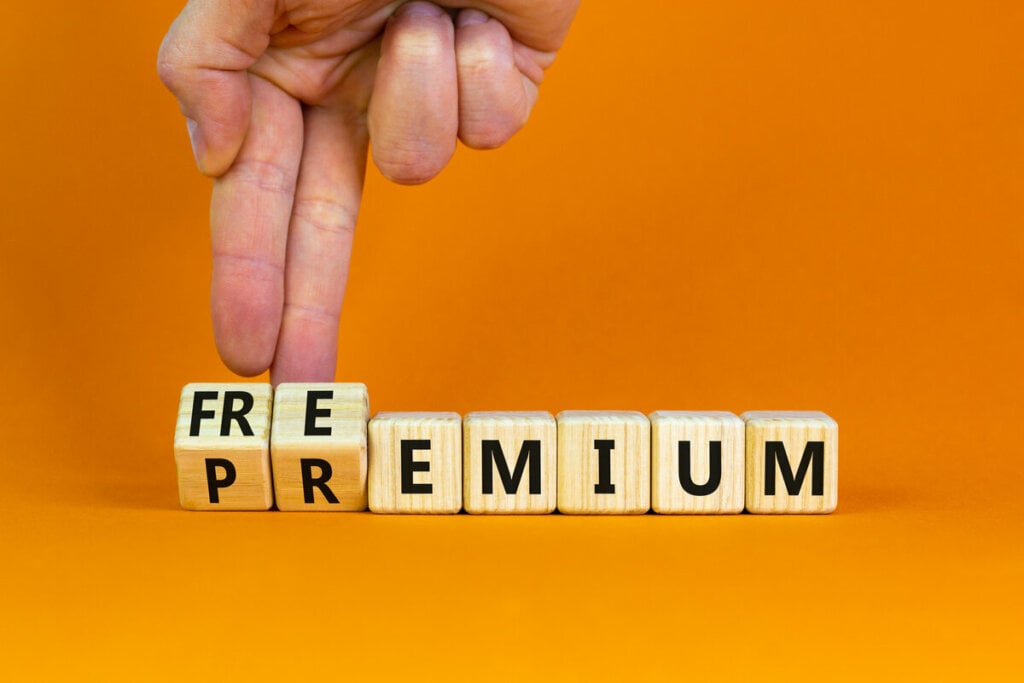 Dados de madeira escritos "freepremium"