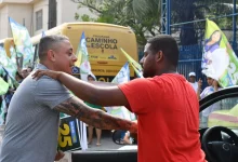 Gil Torres cumprimento eleitor na rua em Itaguaí.