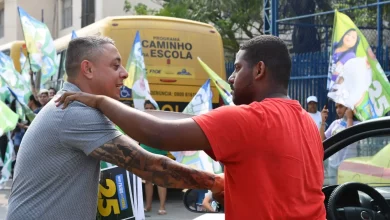 Gil Torres cumprimento eleitor na rua em Itaguaí.