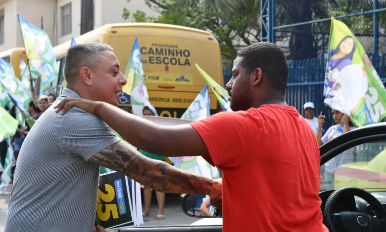 Gil Torres cumprimento eleitor na rua em Itaguaí.