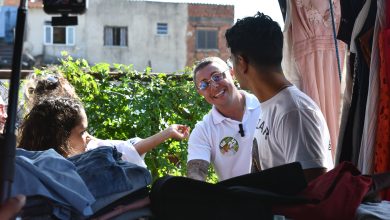 Gil Torres, sorrindo, aborda eleitores nas ruas de Itaguaí.